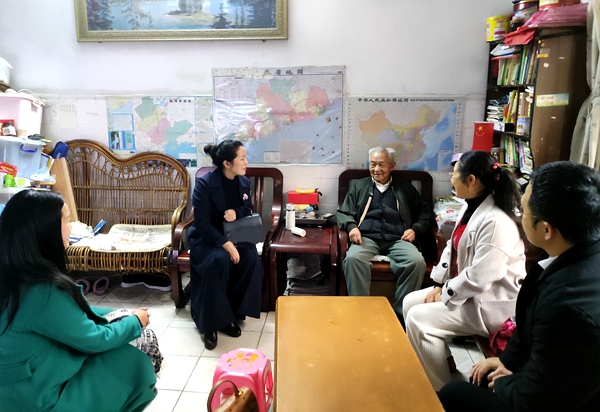 1月13日民進(jìn)惠州市直二支部慰問老會員東江縱隊(duì)老戰(zhàn)士劉靜冰同志_副本.jpg