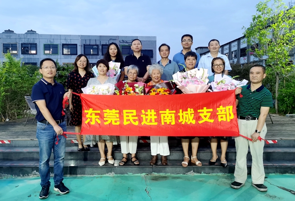 20220913民進：民進南城支部開展“矢志不渝跟黨走 攜手奮進新時代”政治交接主題教育暨教師節慰問活動_副本.jpg