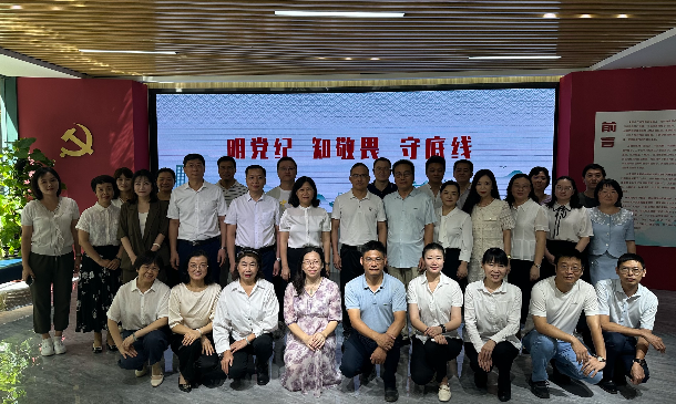 參觀“風清氣正 干事創(chuàng)業(yè)”圖片展前會員們合照.jpg