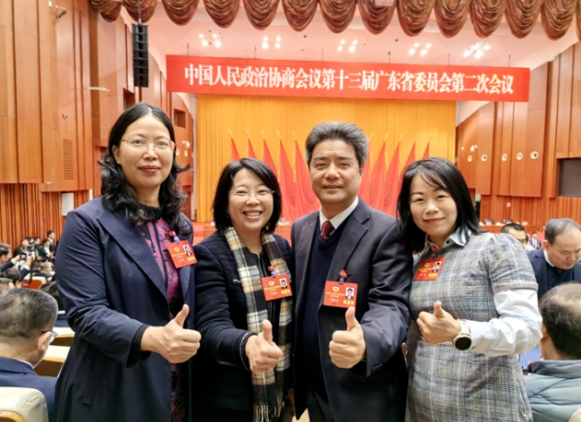 2024年1月，車燕華（左一）在廣州參加政協第十三屆廣東省委員會第二次會議.jpg