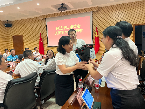 民進中山市委會主委陳玉瓊為參會教師獻花.jpg